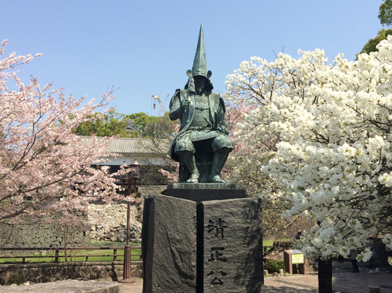 熊本城の麓にある加藤清正像