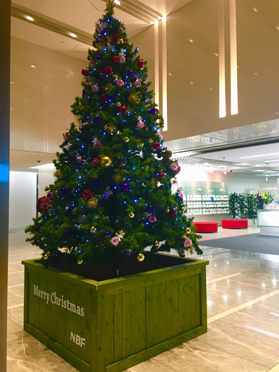 渋谷オフィスのエントランスに出現したクリスマスツリー